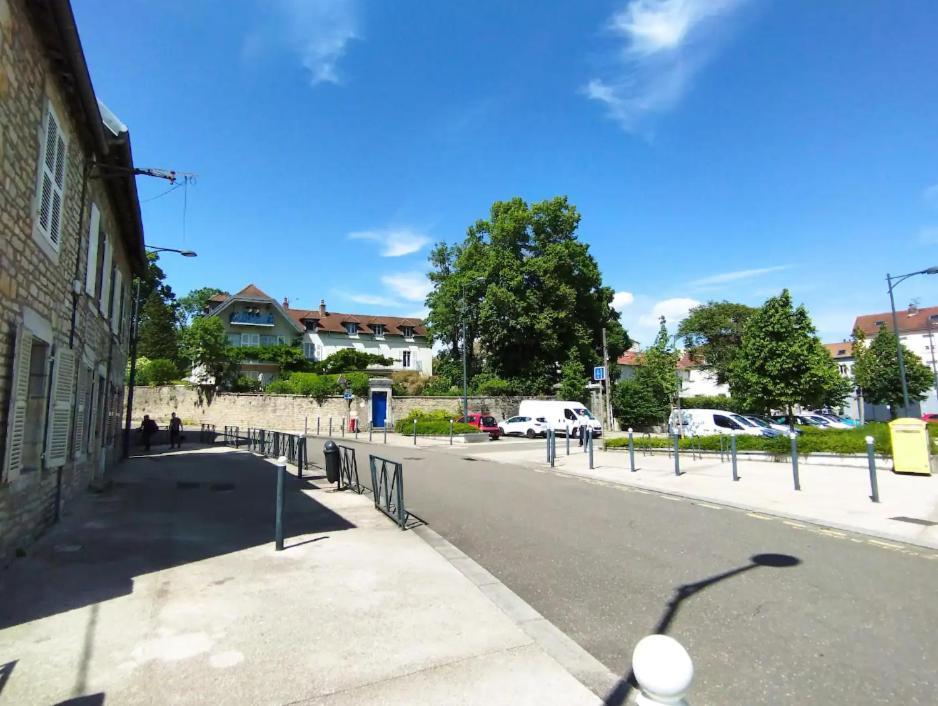 Les Glycines, un air de campagne à la ville Besançon Esterno foto